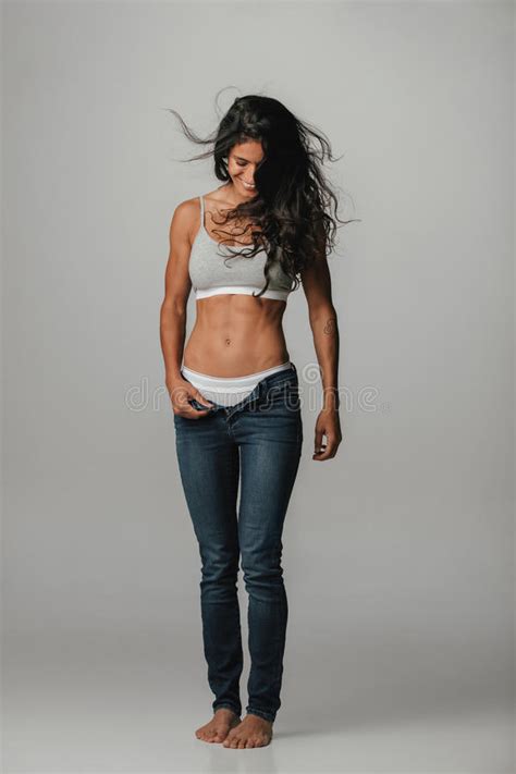 Sexy Brunette Met Opengeritste Kleding Stock Afbeelding Image Of Dame Manier