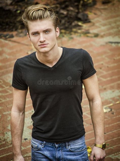 Position D Une Chevelure Blonde Attrayante De Jeune Homme Image Stock Image Du Expression