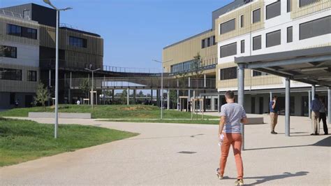 Près de Lyon inauguration du lycée Arnaud Beltrame à Meyzieu