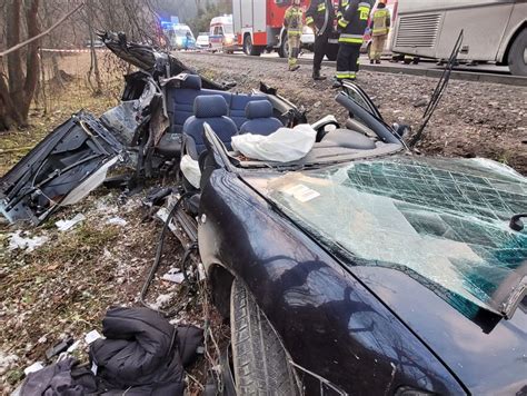 Zderzenie autokaru z samochodem osobowym w Łomnicy Zdroju