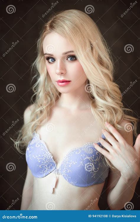 Portrait De La Jeune Belle Femme Sexy Blonde Portant Un Soutien Gorge