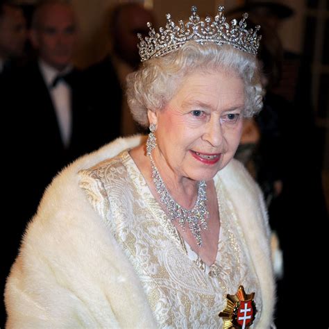 Lincroyable Secret Autour De La Tiare De La Reine Elizabeth Ii Elle