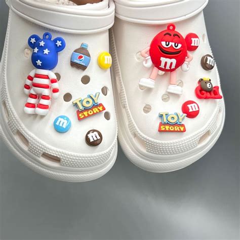 Crocs Jibbitz รองเท้ามีเสน่ห์อุปกรณ์ดอกไม้ M ถั่วน่ารัก Diy 3d รองเท้า