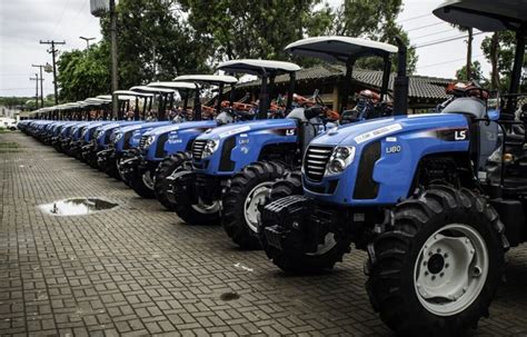 Máquinas são entregues pelo governo a agricultores familiares para