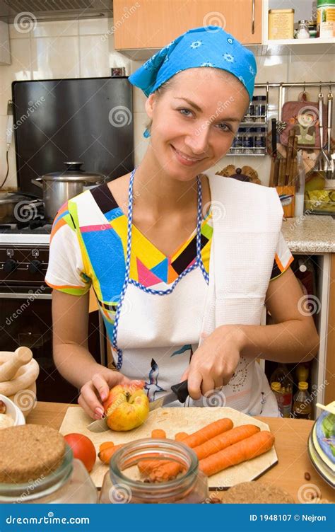 Fille Blonde Faisant Cuire Dans La Cuisine Image Stock Image Du Couteau Nourriture 1948107