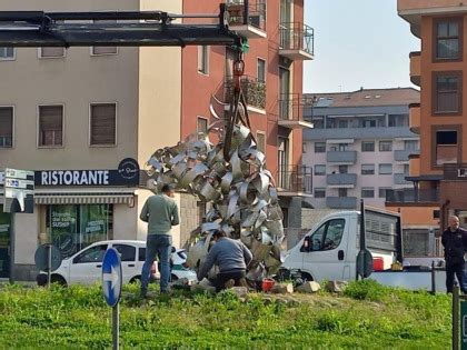 La statua del cavallo è tornata nella rotonda di El Alamein Prima Novara