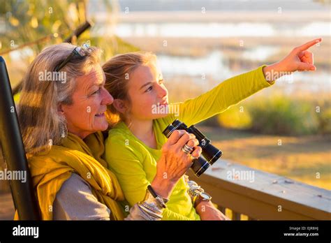 Enfants Avec Des Jumelles Banque De Photographies Et Dimages à Haute