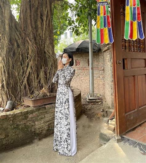 Dân tình tranh cãi việc Lệ Quyên mặc quần bó màu nude đi chùa