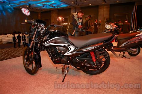 2015 Honda Dream Yuga side view