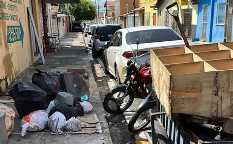 Moradores do Dirceu II denunciam descarte de lixo em calçada de loja GP1