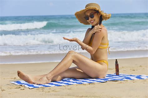 Bikini Beauty Beach Is Applied To Sunscreen Picture And Hd Photos