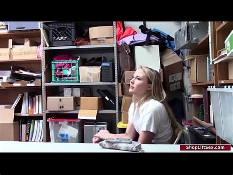 Colegiala de 19 años dominada por un oficial XVIDEOS