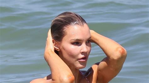 Bikini Joj Bukvalno Be I Sa Grudi Manekenka Zapalila Atmosferu Na Pla I Vrelim Pozama Poznata