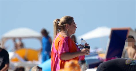 Kasia Niezgoda w bikini na plaży w Juracie Byłej Tomka Kammela koszyk plażowy spłatał figla