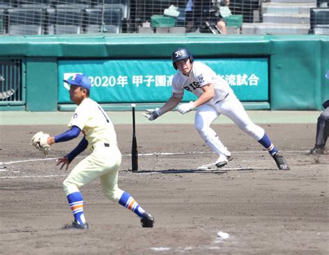 ＜高校野球交流試合 星稜・履正社＞2回2死満塁、履正社・小深田は中前に2点適時打を放つ（撮影・坂田 高浩） ― スポニチ Sponichi