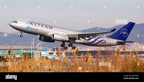 Airbus de la alianza de aerolíneas SkyTeam despegando en el aeropuerto