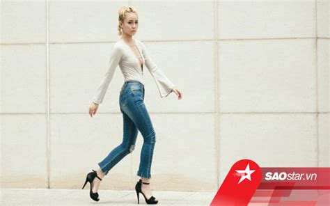 Hot girl MisThy chỉ cách diện áo xẻ sâu khoe vòng một sexy hút mắt Saostar vn