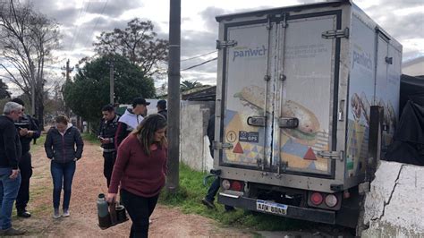 Robaron Un Camión Fueron Perseguidos Por La Policía Y Chocaron El Vehículo Contra Una Casa