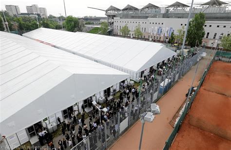 Obok stadionu Legii jak przed meczem a to matura Szkoły w Chmurze