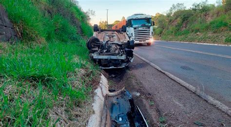 Veículo capota na BR 163 e motorista fica ferido em SMOeste