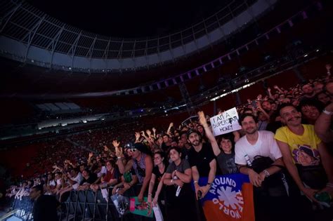 Red Hot Chili Peppers Empolga F S Show Vibrante Em Bras Lia Metr Poles