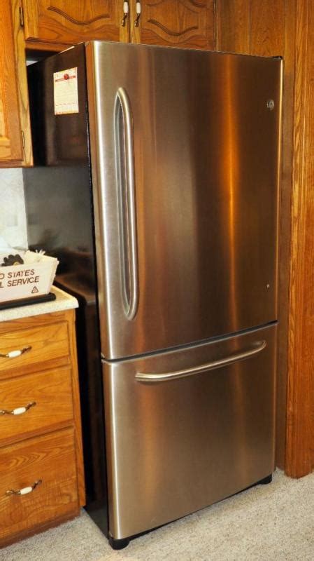 Stainless Ge Bottom Freezer Refrigerator Model Gds20sbsdss 19 5 Cf 68 H X 31 75 W X 30 D With