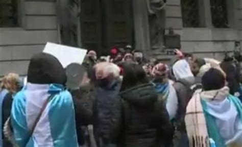 Manifestantes Quisieron Ingresar Por La Fuerza Al Congreso Y Rompieron