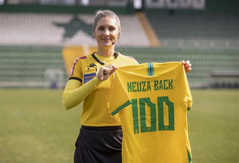 Neuza Back é a primeira mulher brasileira na arbitragem da Copa