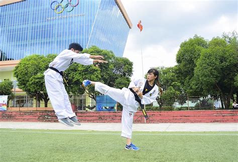 Hot girl Việt múa côn như Lý Tiểu Long Cô nữ sinh không ai dám động