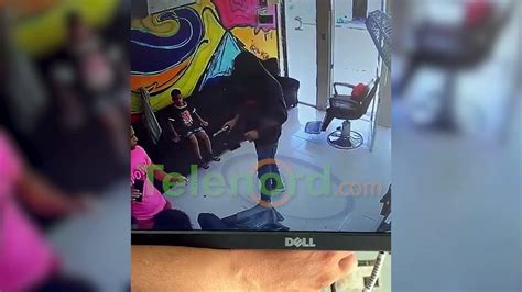 A punta de pistola atracan a todos los clientes de una barbería en SFM