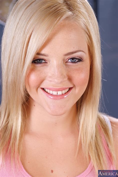 Alexis Texas Is A Very Seductive Blonde MILF Fox