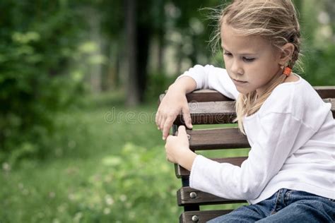 Portrait De La Petite Fille Blonde Triste S asseyant Sur Le Banc Image stock Image du émotion