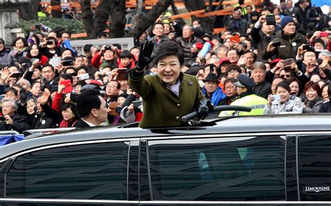 포토 밝은 표정으로 시민들에게 인사하는 박근혜 대통령 민중의소리