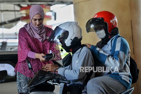 Peringati Hari Kartini Pegawai Ancol Kenakan Kebaya Republika Online