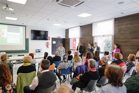 M S De Medio Centenar De Personas Asisten A La Jornada Sobre Servicios