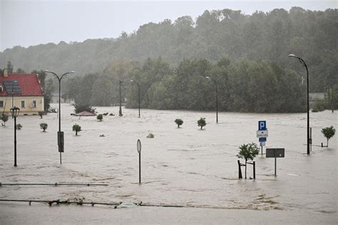 Poziom wody w Odrze przekroczył 6 metrów Alarm przeciwpowodziowy w