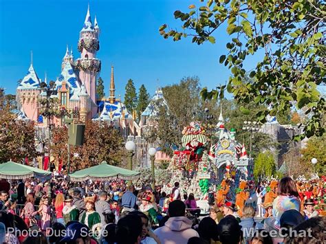 Disneyland-News-crowds-christmas-parade-2 - MiceChat