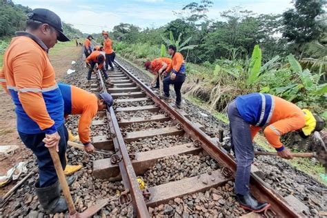 Perbaikan Rel Yang Amblas Di Cilacap Selesai KAI Memohon Maaf Atas