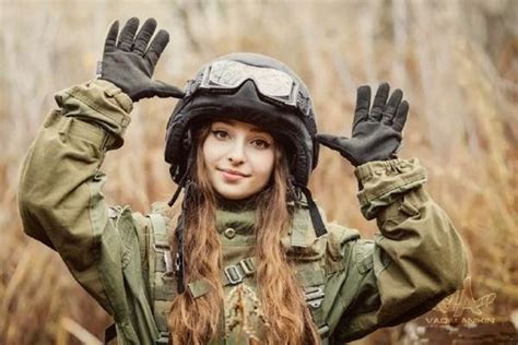 Hot girl x đẹp rạng ngời trong trang phục quân đội