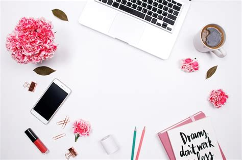 Espacio De Trabajo De La Mujer Con El Cuaderno Flor Rosada Del Clavel