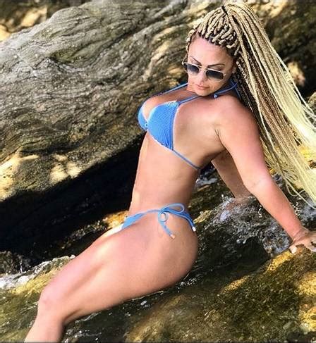 Viviane Araújo exibe o novo visual em foto de biquíni