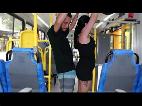 Velho escroto da encoxada e se masturba até gozar na morena dentro do ônibus XVIDEOS
