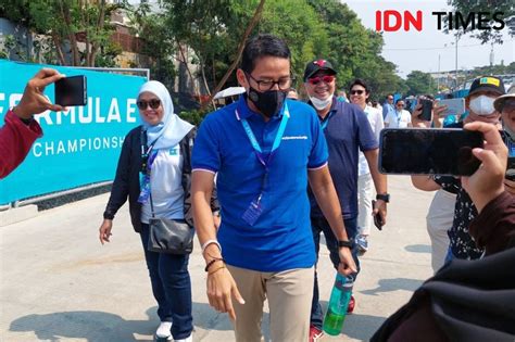 Anies Baswedan Sambut Jokowi Saat Tiba Di Sirkuit Formula E