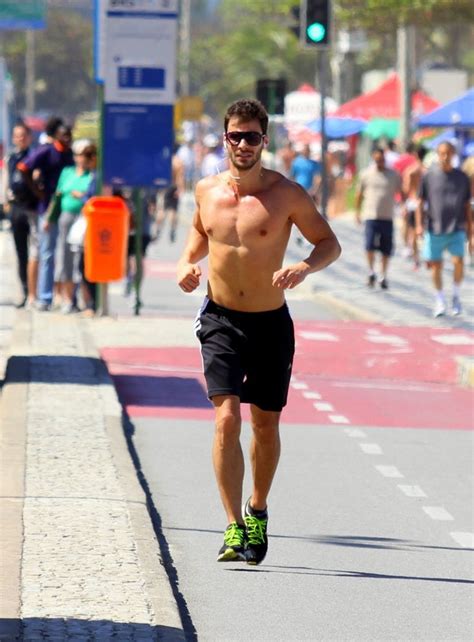 EGO Anjinho de Amor à vida corre sem camisa na orla de Ipanema