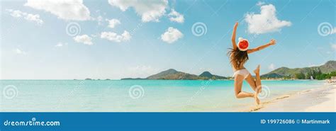 Julkul Resande Bikini Tjej Som Hoppar Av Glädjen På Karibiens Strand Den Lyckliga