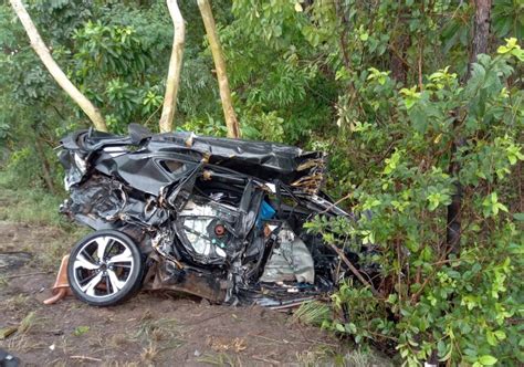 Colisão entre carreta e caminhonete mata uma pessoa e deixa duas