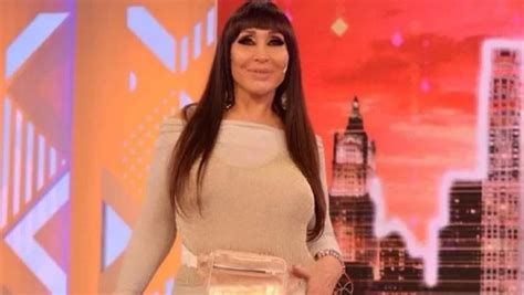 Moria Casán atendió a una tuitera que la criticó por su bikini diminuta