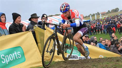 Mathieu Van Der Poel Soleert Na Moeizame Start Naar Indrukwekkende Zege