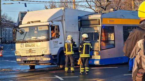 Lkw Crasht Stra Enbahn Unfall Und Entgleisung In Leipzig Ro Platz