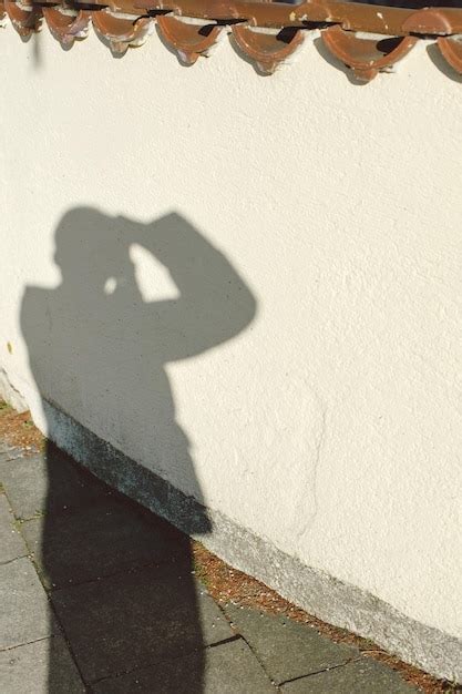 Una sombra de un hombre tomando una foto de sí mismo Foto Premium